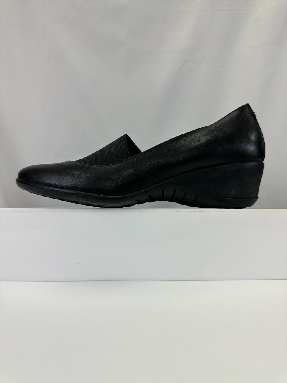 Hush Puppies Black Leather Wide width Low Wedge Shoes Size 9W Workwear Career - Picture 2 of 12